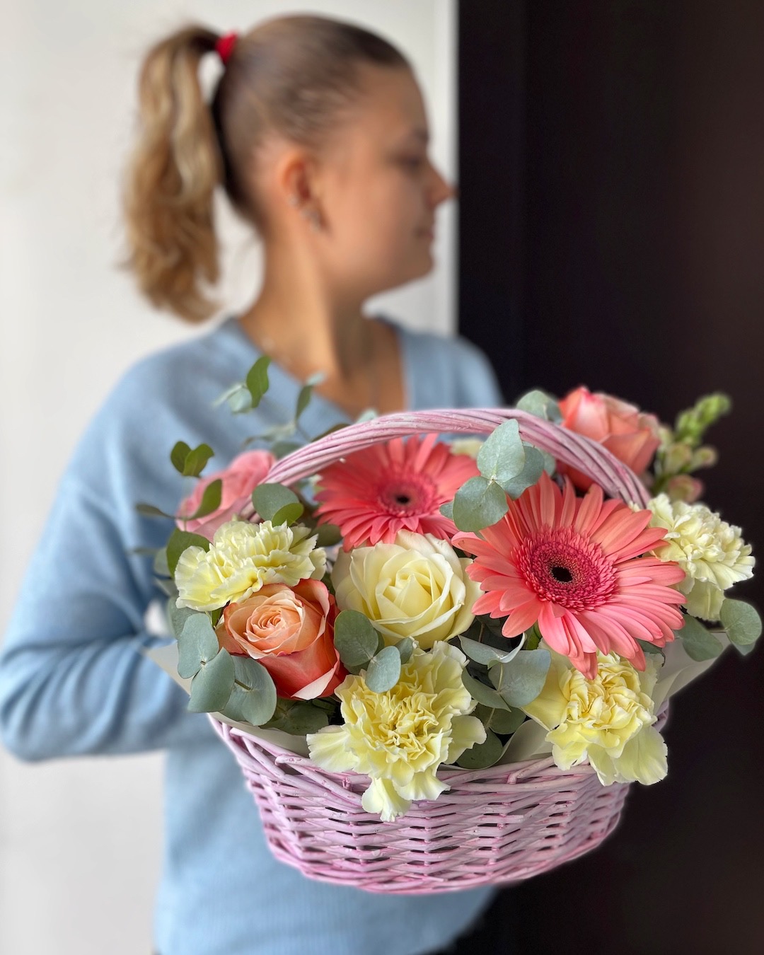 Корзина с цветами микс к празднику